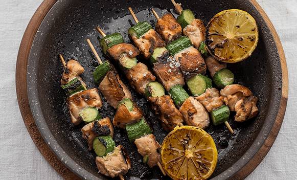 Spiedini di salmone marinati allo zenzero